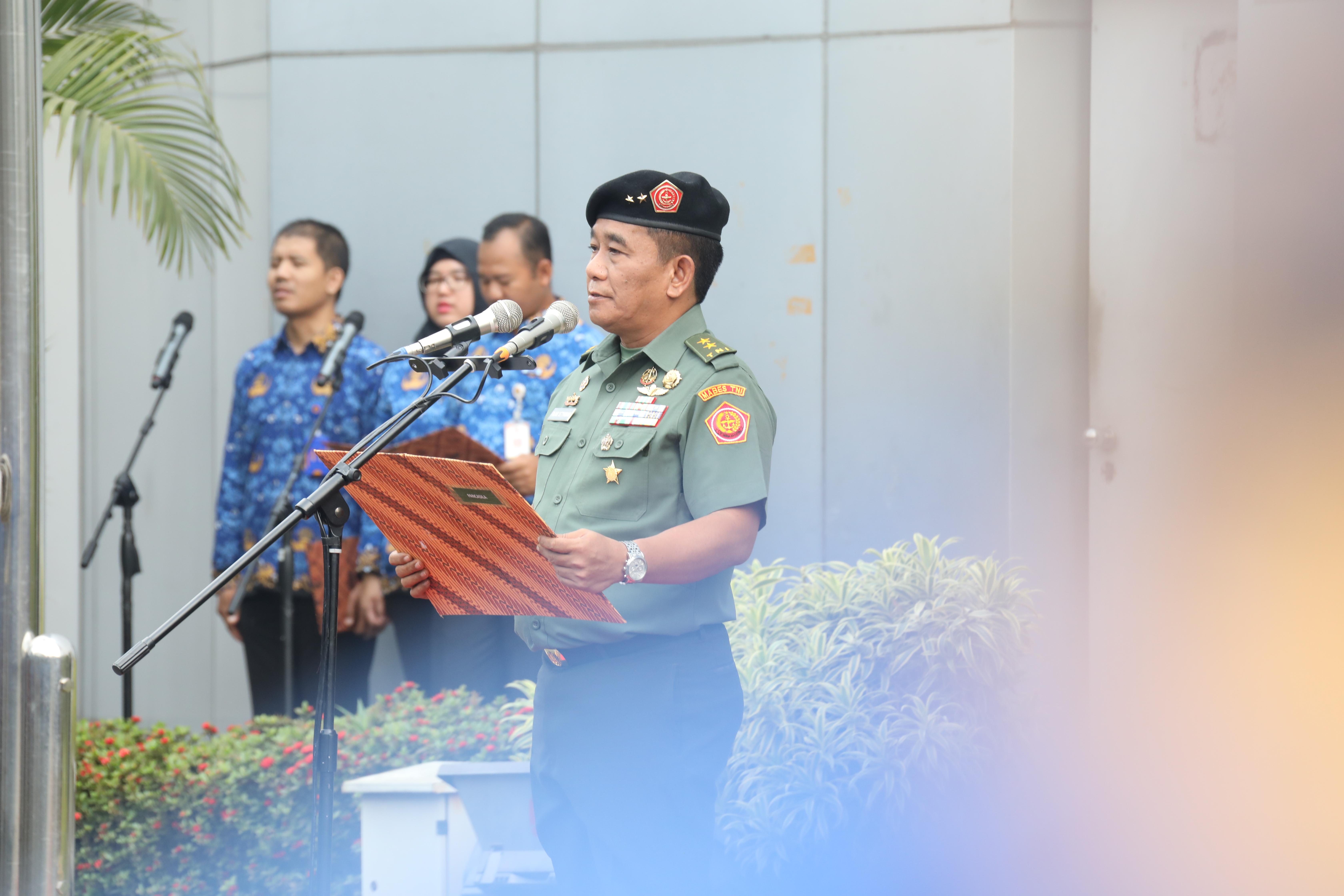 Deputi Bidang Penanganan Darurat Mayjen Fajar Setyawan saat memimpin upacara peringatan Hari Kesaktian Pancasila tahun 2023 di halaman Graha BNPB, Jakarta pada Minggu (1/10) pagi